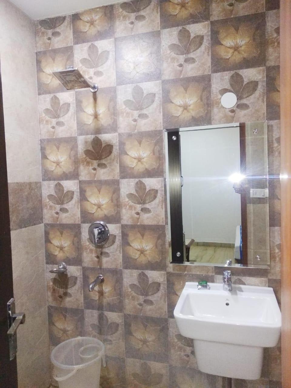 Hotel Spb 87 Near Karol Bagh Metro Station Delhi Luaran gambar